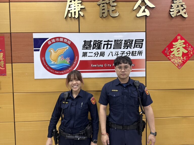 八斗子分駐所警員邱宜庭（左)、温效賢（右）。(圖／記者薛秀蓮 翻攝)