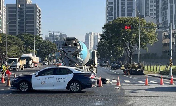 楠梓區楠海路與藍田路口發生一起大貨車與機車的交通事故，機車騎士不治。〈圖／記者蔡宗武翻攝〉