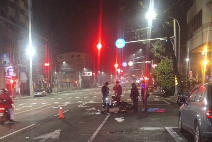 楠梓區楠梓新路上發生行人與重機車的交通事故，行人不治。〈圖／記者蔡宗武翻攝〉