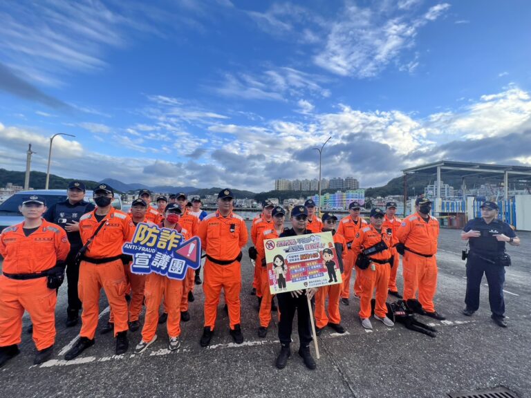 八斗子所於現場配合海巡演練，並進行防詐宣導。(圖／記者薛秀蓮 翻攝)