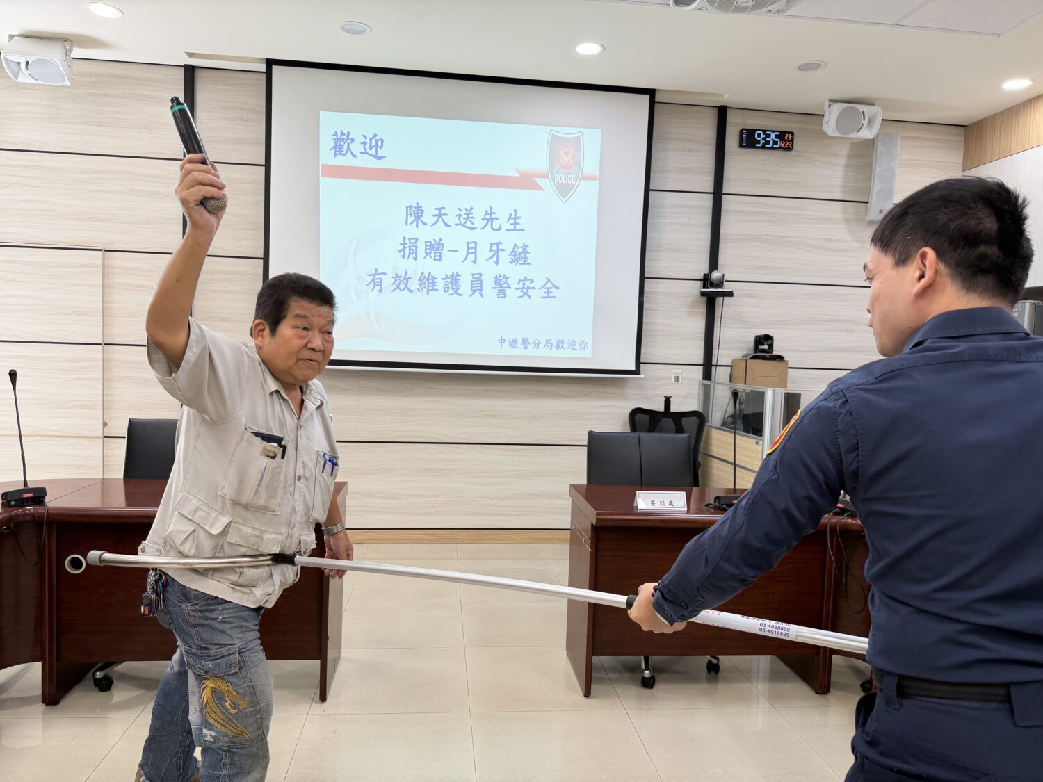 近日發生重大隨機暴力事件，中壢警分局全面升級勤務作為，在重點地區與時段加強巡邏，陳天送先生自製的月牙鏟也成為警力強化得力工具。（記者翻攝）