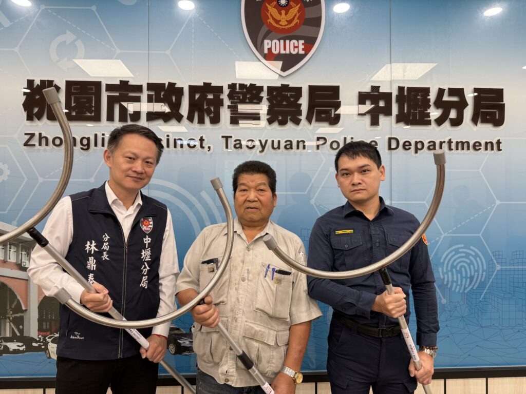 阿秋科技有限公司負責人陳天送先生今（23）日主動致贈10支自行研發之月牙鏟，用實際行動支援警力。（記者翻攝）