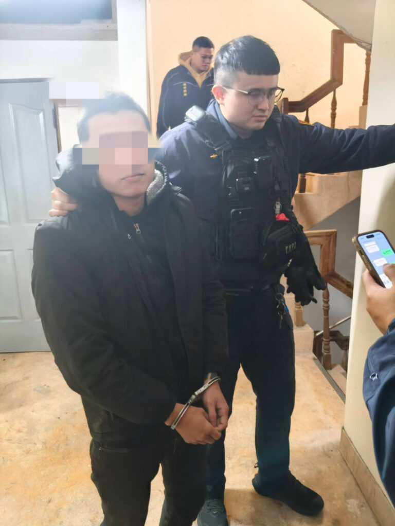 34歲褚姓男子疑似患有精神疾病，持簡易汽油彈，往中壢分局普仁派出所旁空地投擲。最終被警方依公共危險罪嫌逮捕。（記者翻攝）