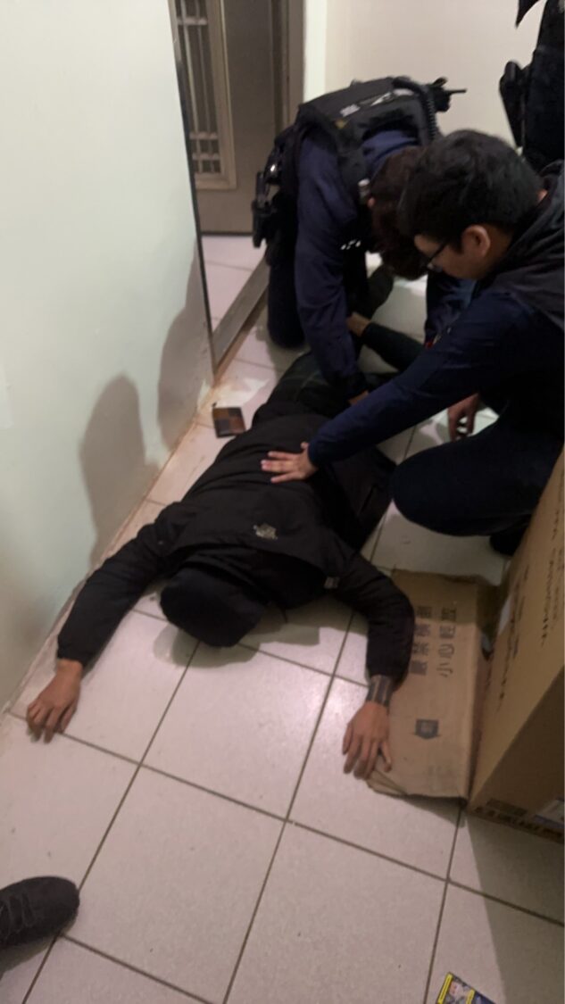 警方獲報後立即調閱監視器,並循線在2小時內就將褚男從租屋處帶回警局。(記者翻攝)