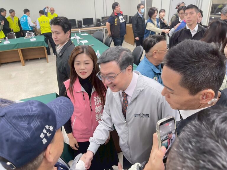 行政院長卓榮泰28日視察北市魚果市場。(翻攝自洪婉臻粉專)