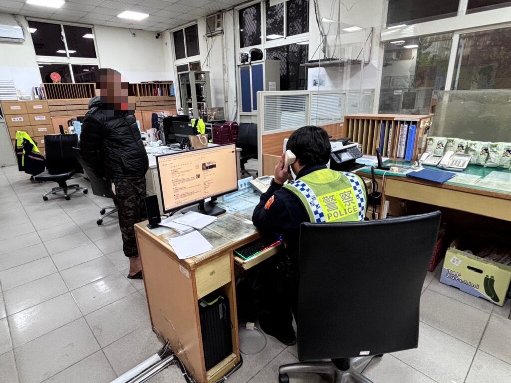 警方協助男子尋回手機。(圖/記者薛秀蓮 翻攝)