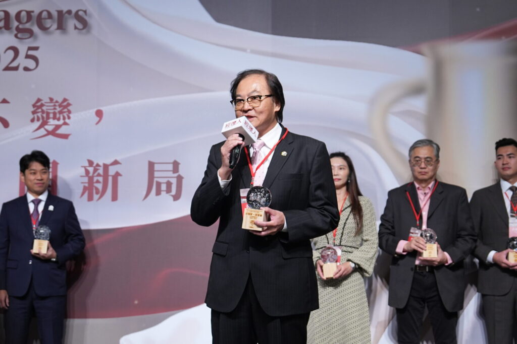 舒妃品牌董事長黃桂芳深耕美容美髮業三十年,於100MVP經理人頒獎典禮上代表致詞,分享多年產業經驗。(圖/舒妃提供)