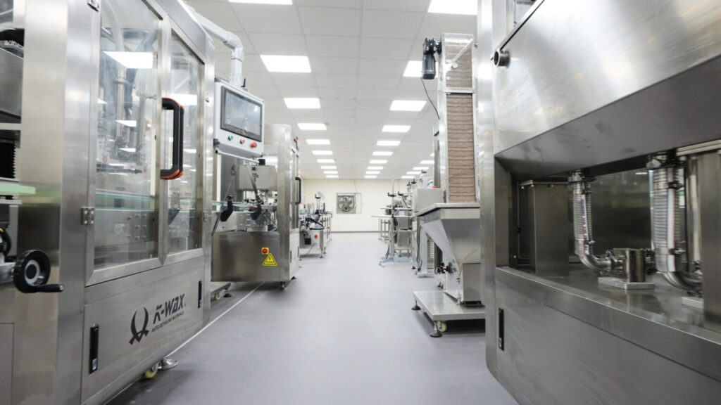 台灣最大汽美品牌K-WAX，斥資上億建立桃園龜山新企業總部與工廠，同樣擁有ISO品質與環境管理系統。（K-WAX提供）