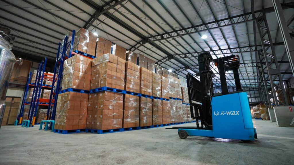 K-WAX新建倉儲空間1600坪，引進物料架設備及庫存管理系統，將空間效益最大化，讓全產品線可達整年都有現貨。（K-WAX提供）