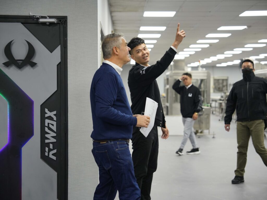 K-WAX執行長曾聖凱將新總部定位為「台灣品牌走向亞洲的起點」，圖為海外同業專程來台參訪。（K-WAX提供）