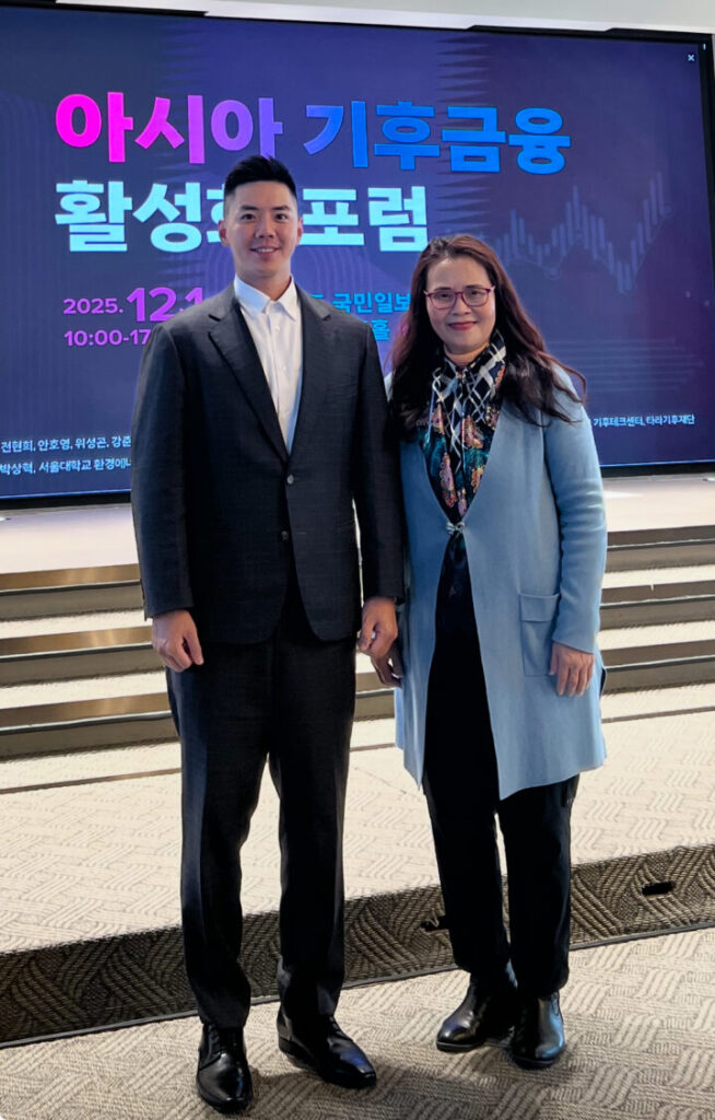 ESG Times 執行長費聿德（左）和會研基金會董事長王怡心（右）共同参加「亞洲氣候金融論壇」。(會研基金會提供)