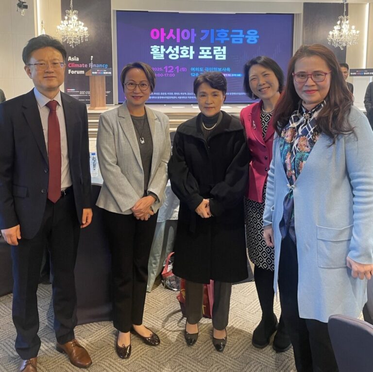 座談會主持人IFRS ISSB 高級顧問Paik, Tae-Young博士（左一）、王怡心董事長（右一）以及二位與談人，和韓國環境大使（中）合照。(會研基金會提供)