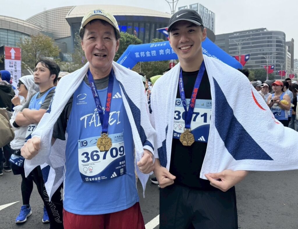 費鴻泰與費聿德並肩參賽，分享達成2025臺北馬拉松目標的快樂時刻。(翻攝畫面)