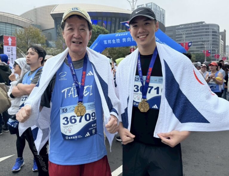 費鴻泰與費聿德並肩參賽，分享達成2025臺北馬拉松目標的快樂時刻。(翻攝畫面)