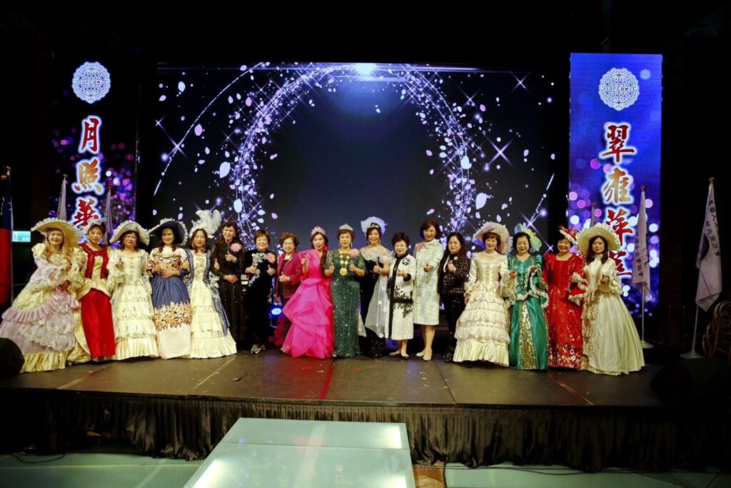 林淑敏總會長與林淑娟創會長暨全體新北世華所有會長。（圖／記者薛秀蓮攝）