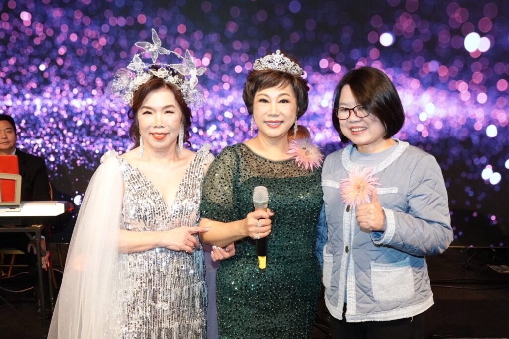 第 11 屆會長張翠萍(左)、總會長林淑敏(中)、台北市政府社會局局長姚淑文(右)。（圖／記者薛秀蓮攝）