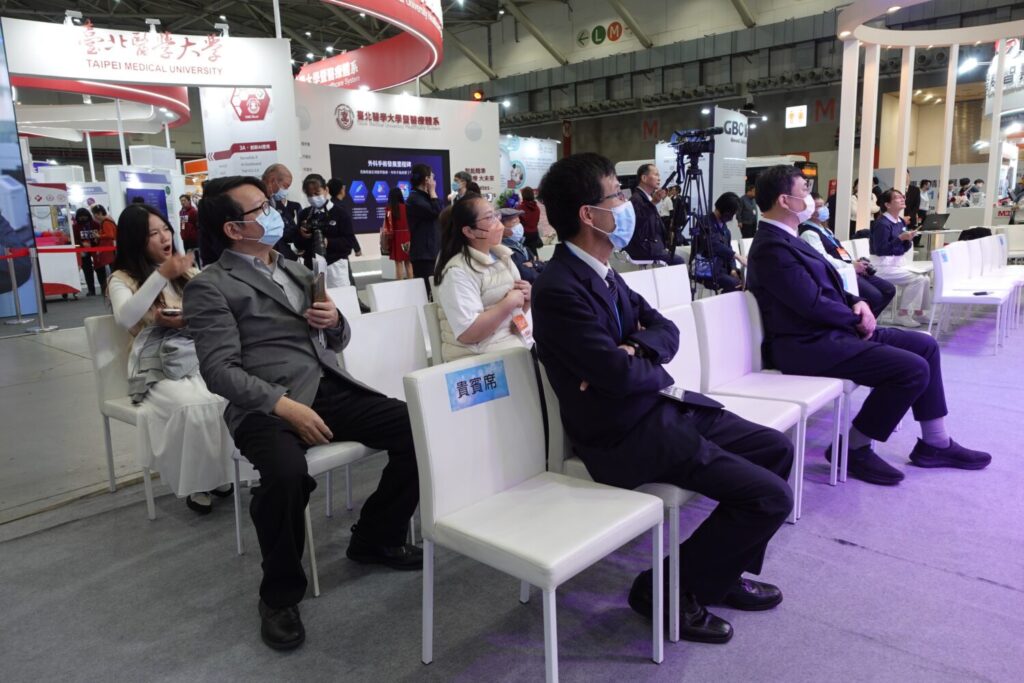 聆聽的民眾年齡層分布廣，顯示「睡眠呼吸中止症」議題，大家都很重視。( 圖／台中慈濟醫院提供 )