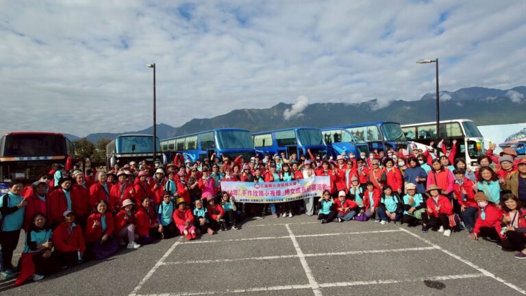 光復鄉婦女會舉辦手作玫瑰小夜燈一日遊,250位姐妹齊聚踏青舒壓。(圖/記者 趙靜姸翻攝)