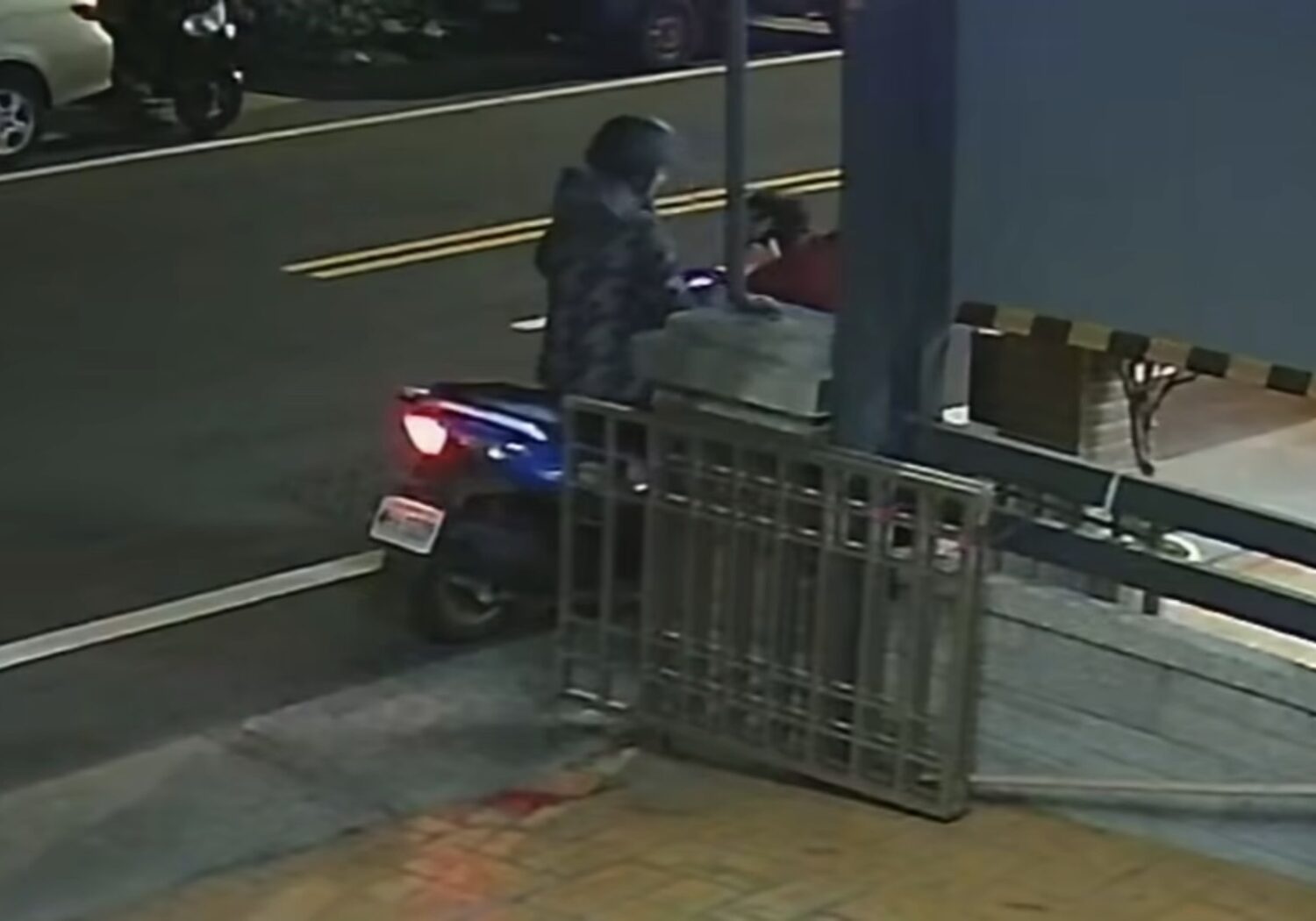 （有影片）／伸港逆孫用安全帽猛撞阿嬤頭部　影片曝光引眾怒