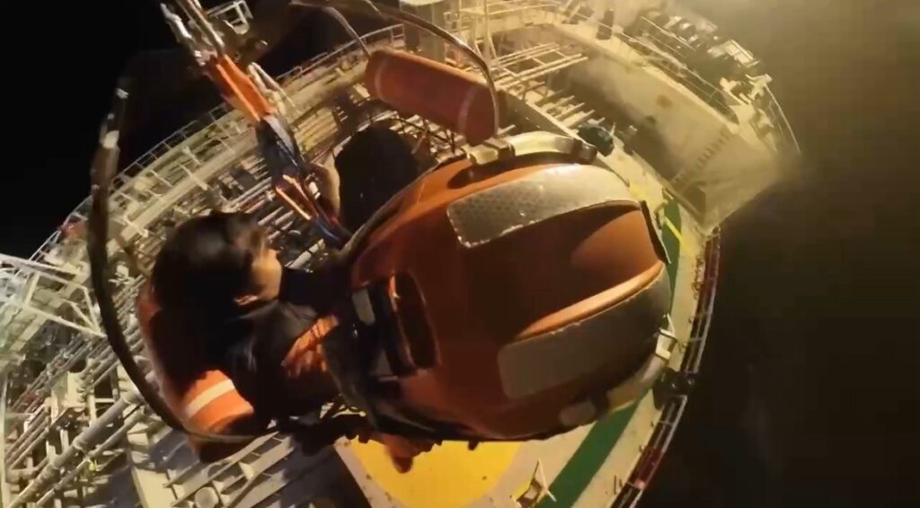 馬爾他籍油輪船員疑中風，海巡黑鷹夜間吊掛送醫。（海巡署提供）