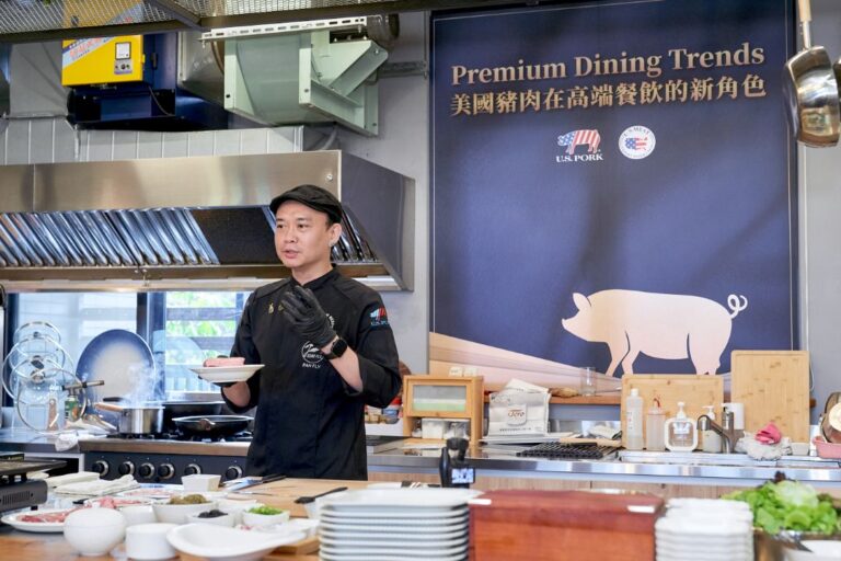 圖說：潘瑋翔主廚在美國高端品牌豬肉研討會中示範如何料理4大美國豬肉品牌。〈圖／記者蔡宗武翻攝〉