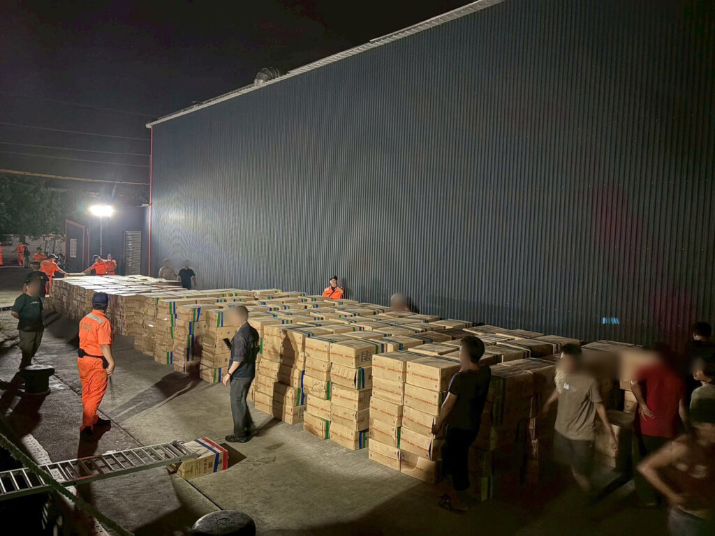 海巡署於興達漁港查獲私菸共計2,022箱。(海巡署提供)