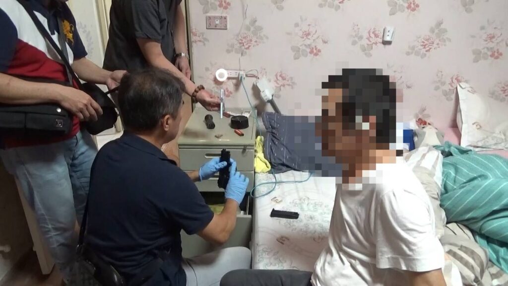 海巡署偵防分署新竹查緝隊與新竹市政府警察局第三分局偵查隊共組專案小組，於苗栗縣頭份市永昌街查獲鄭姓男子涉嫌非法持有槍枝(海巡署提供)。