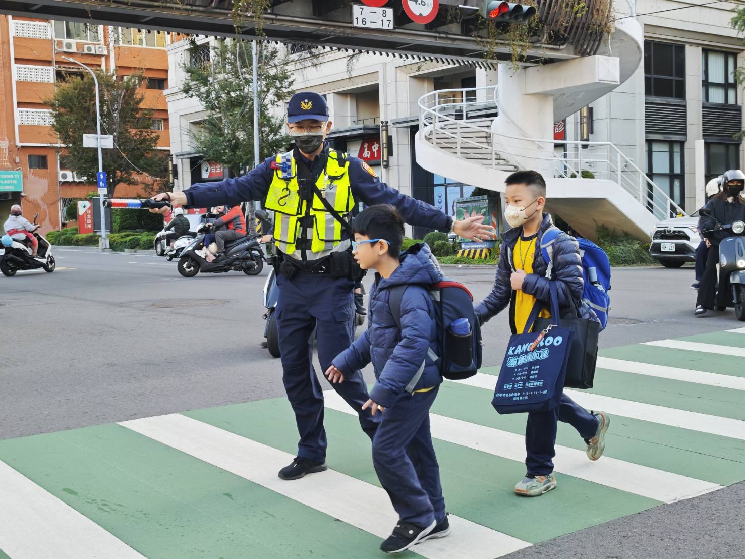 因應捷運治安事件 中市警「全面強化護童勤務」守護通學安全 - https://www.watchmedia01.com