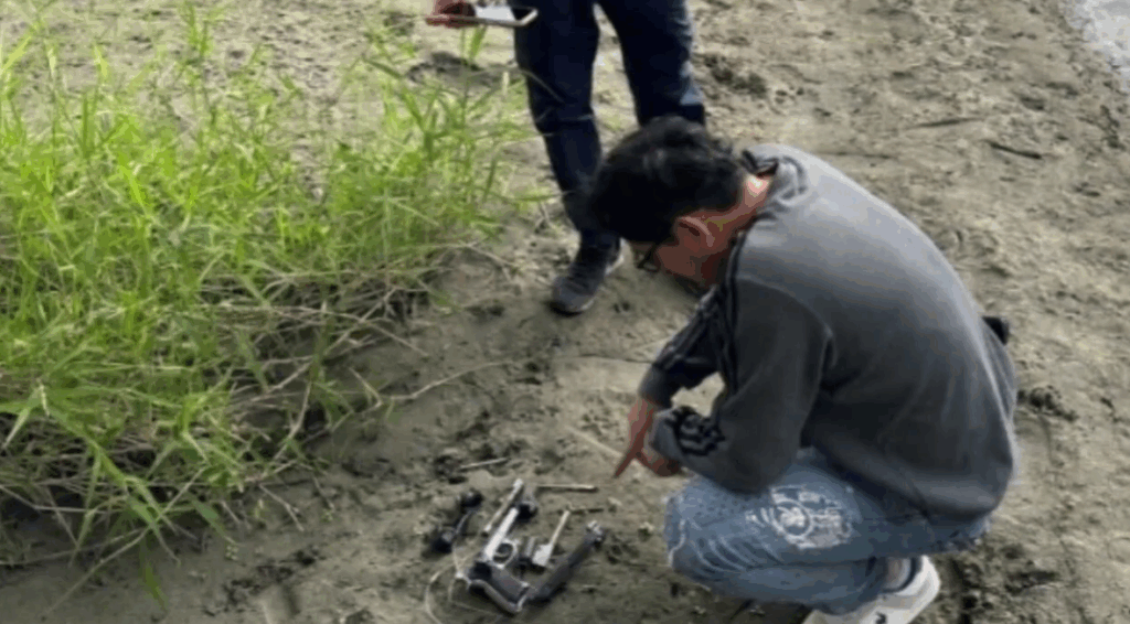 海巡署偵防分署花蓮查緝隊於花蓮美崙溪橋下查獲手槍一把及槍枝零組件。（海巡署提供）