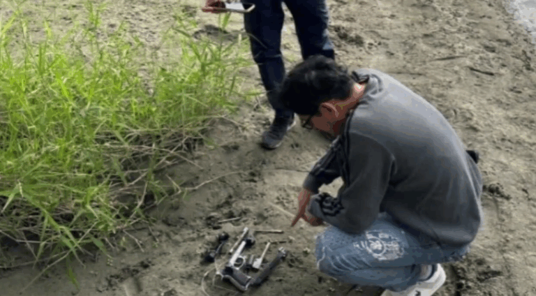 海巡署偵防分署花蓮查緝隊於花蓮美崙溪橋下查獲手槍一把及槍枝零組件。（海巡署提供）