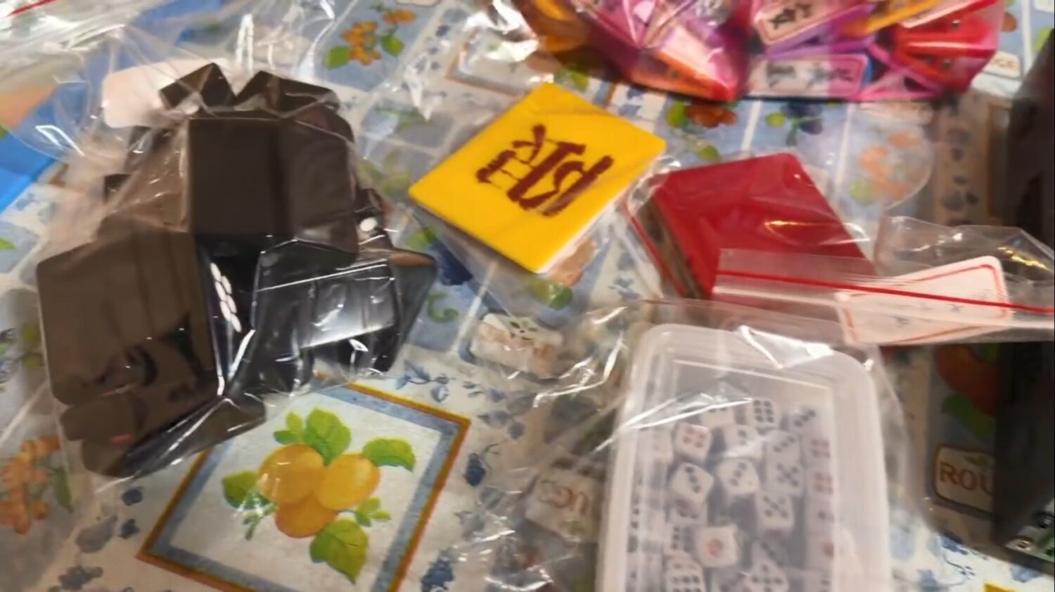 警方於賭場查扣賭資新臺幣近7萬元、天九牌、限注卡、骰子、監視器主機等相關賭具。（記者翻攝）