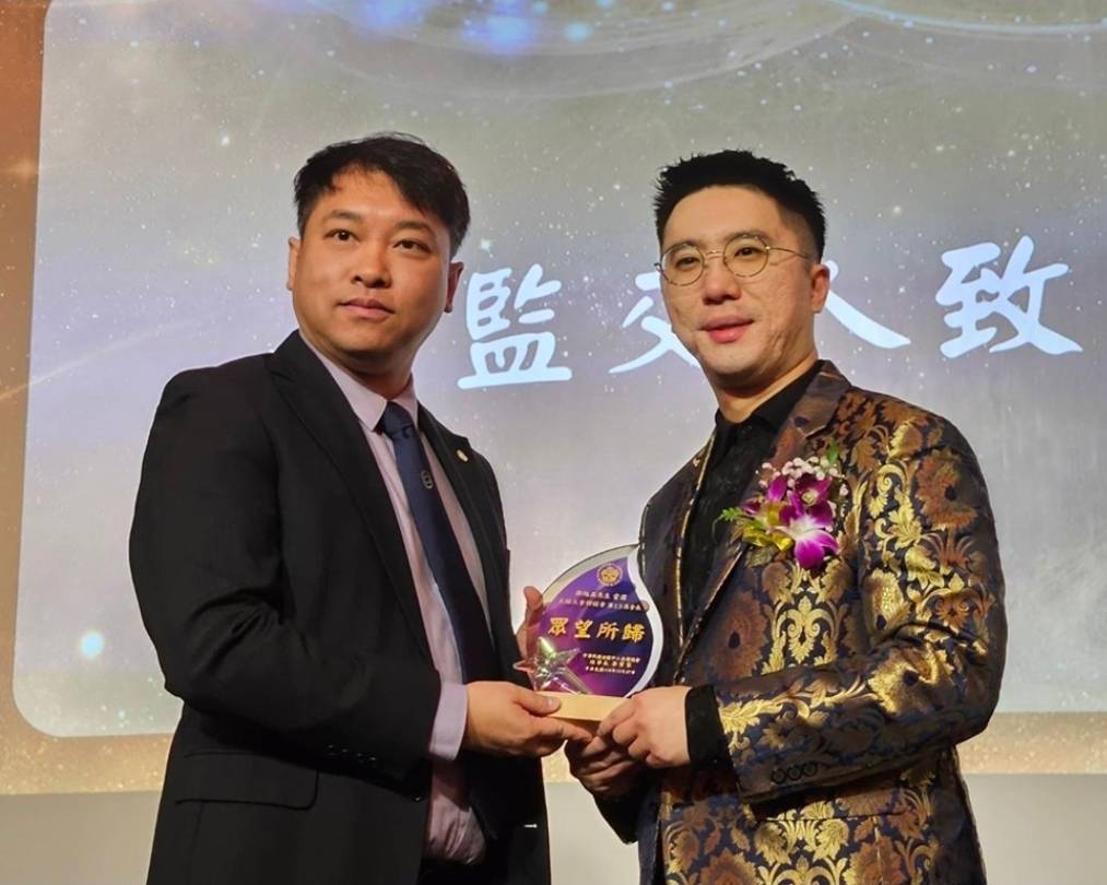 中小企業總會副理事長林倬立代表李育家理事長(左)頒發鄭旭高會長當選證書。(記者翻攝)