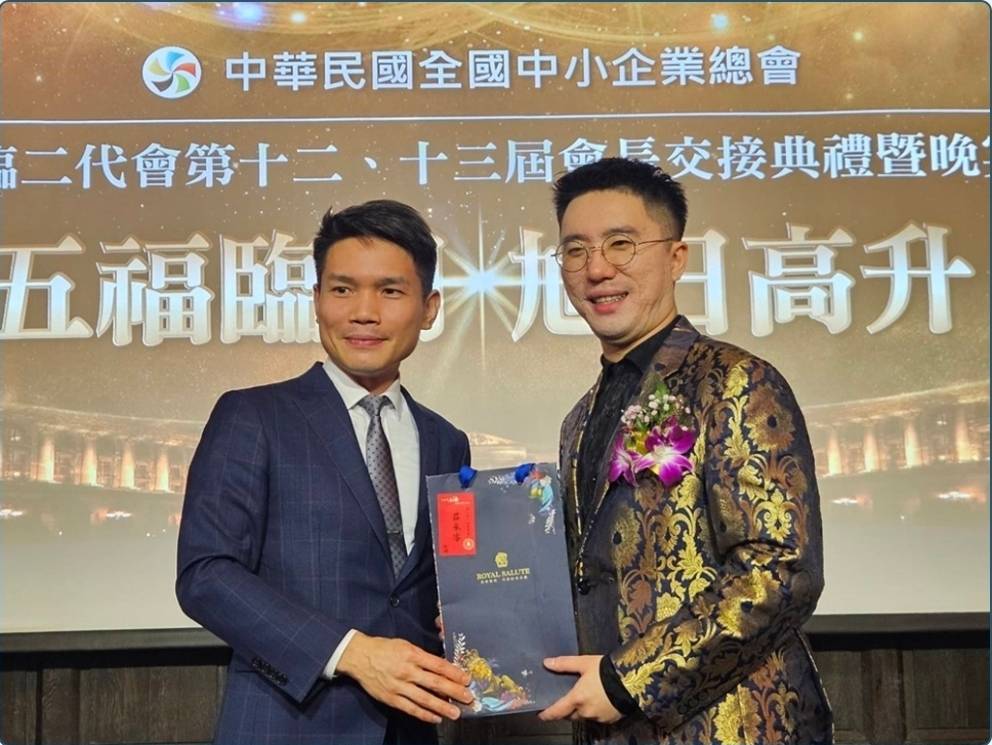 台北市石油公會理事長致贈賀禮予鄭旭高會長。(記者翻攝)