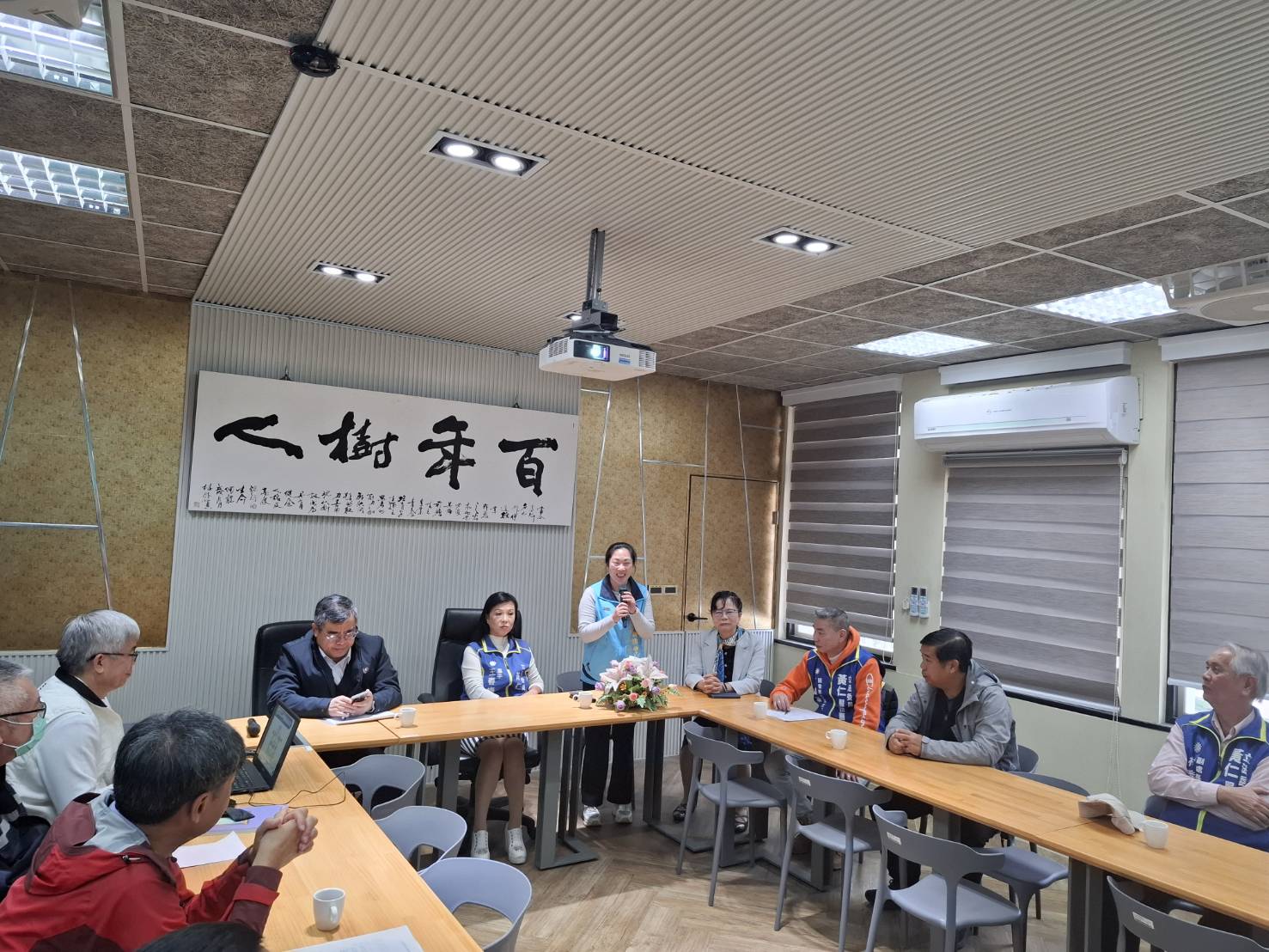 台東縣議長吳秀華關切在地台東高商教學與行政大樓屋頂更新、女生廁所防漏等問題。(圖／記者翻攝)