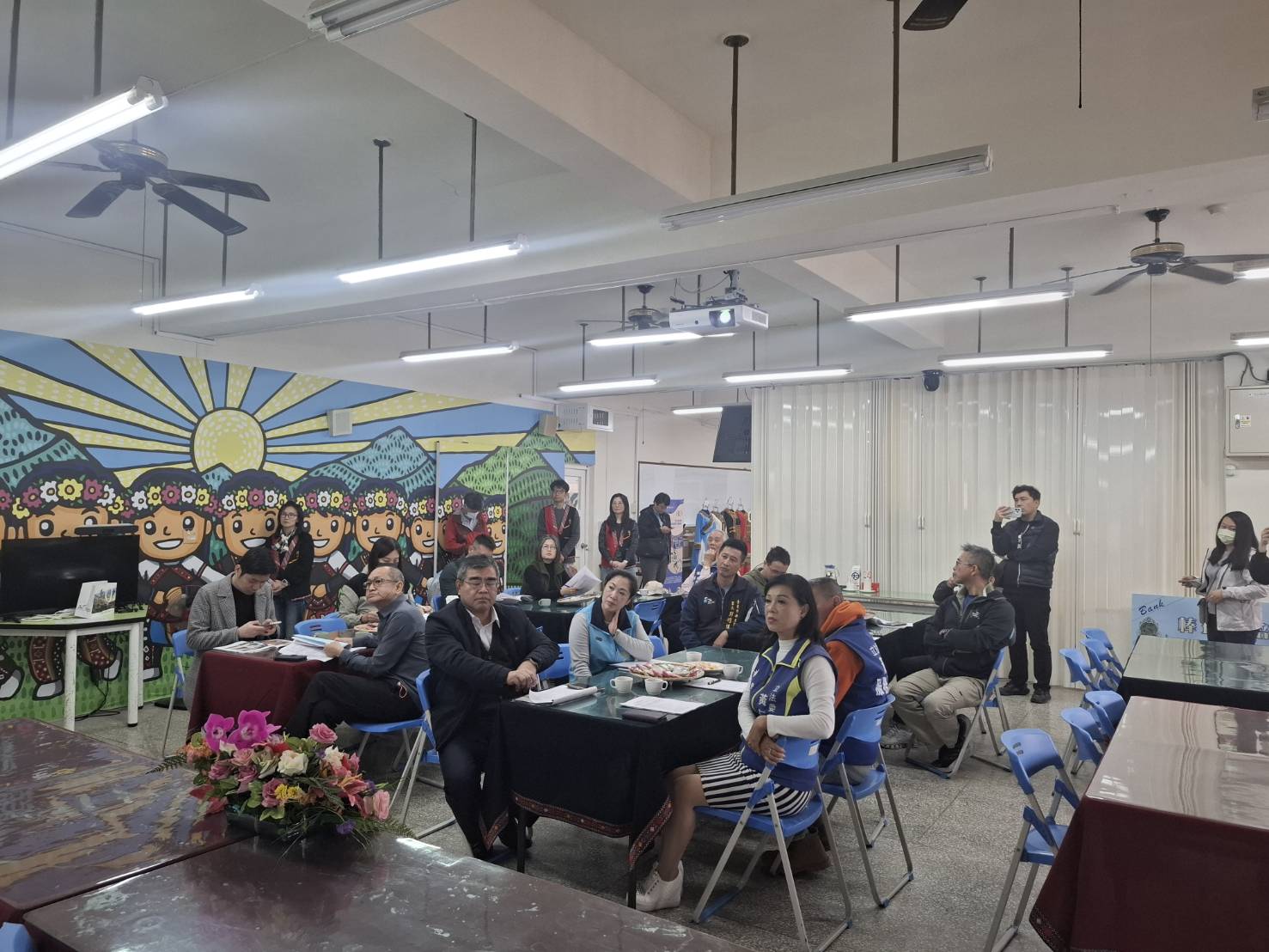 黃仁夫人王春梅一行在知本國中聽取簡報，了解該校運動場排水、PU跑道建置等修繕需求。(圖／記者翻攝)