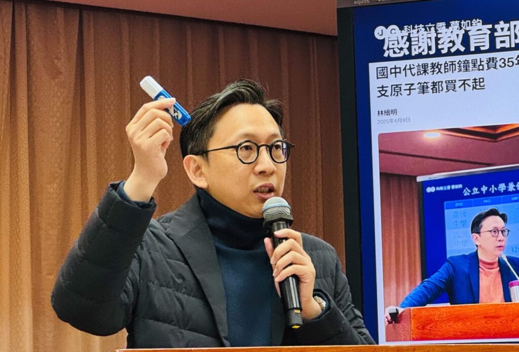 葛如鈞今日在立法院教育及文化委員會質詢教育部次長張廖萬堅。(圖／葛如鈞國會辦公室)