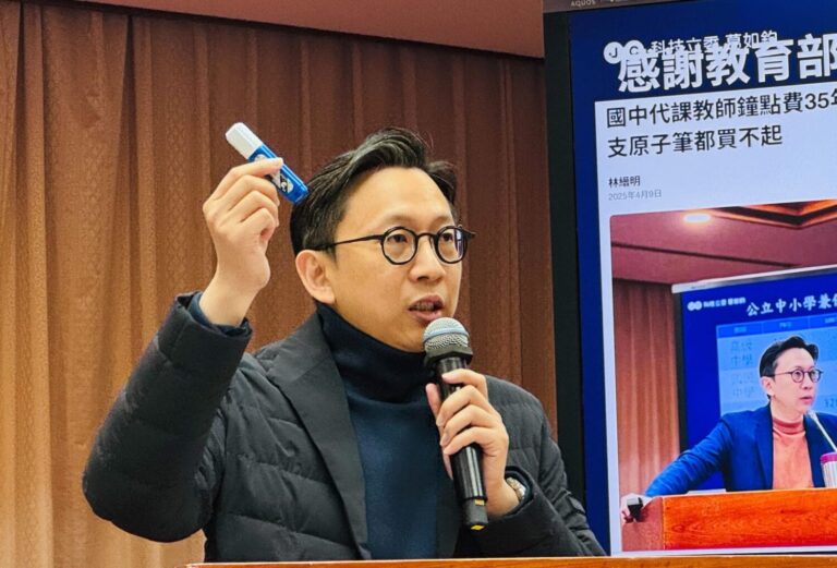 葛如鈞今日在立法院教育及文化委員會質詢教育部次長張廖萬堅。(圖／葛如鈞國會辦公室)