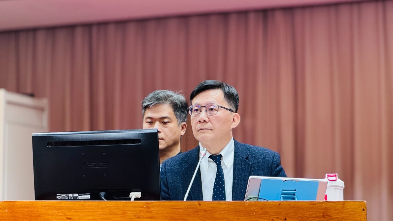 張廖萬堅回應指出,只要有差勤系統紀錄,鐘點費價差將由教育部與地方政府各負擔50%。(圖/葛如鈞國會辦公室)