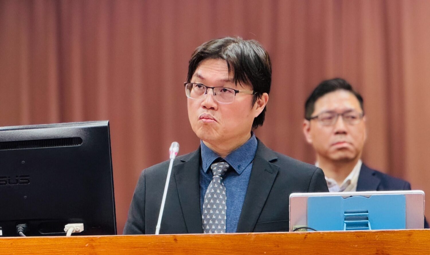 教育部次長朱俊彰回應指出，教師評鑑制度確有修正必要，教育部也將檢討專案教師轉正機制，強化後續配套與執行力。(圖／葛如鈞國會辦公室)