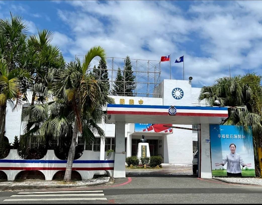 集媒體人、政治人物、發明家於一身,前電視新聞節目主持人何啟聖宣布爭取花蓮縣長提名,其超高知名度與超高人氣讓花蓮政壇為之大地震。(記者翻攝)