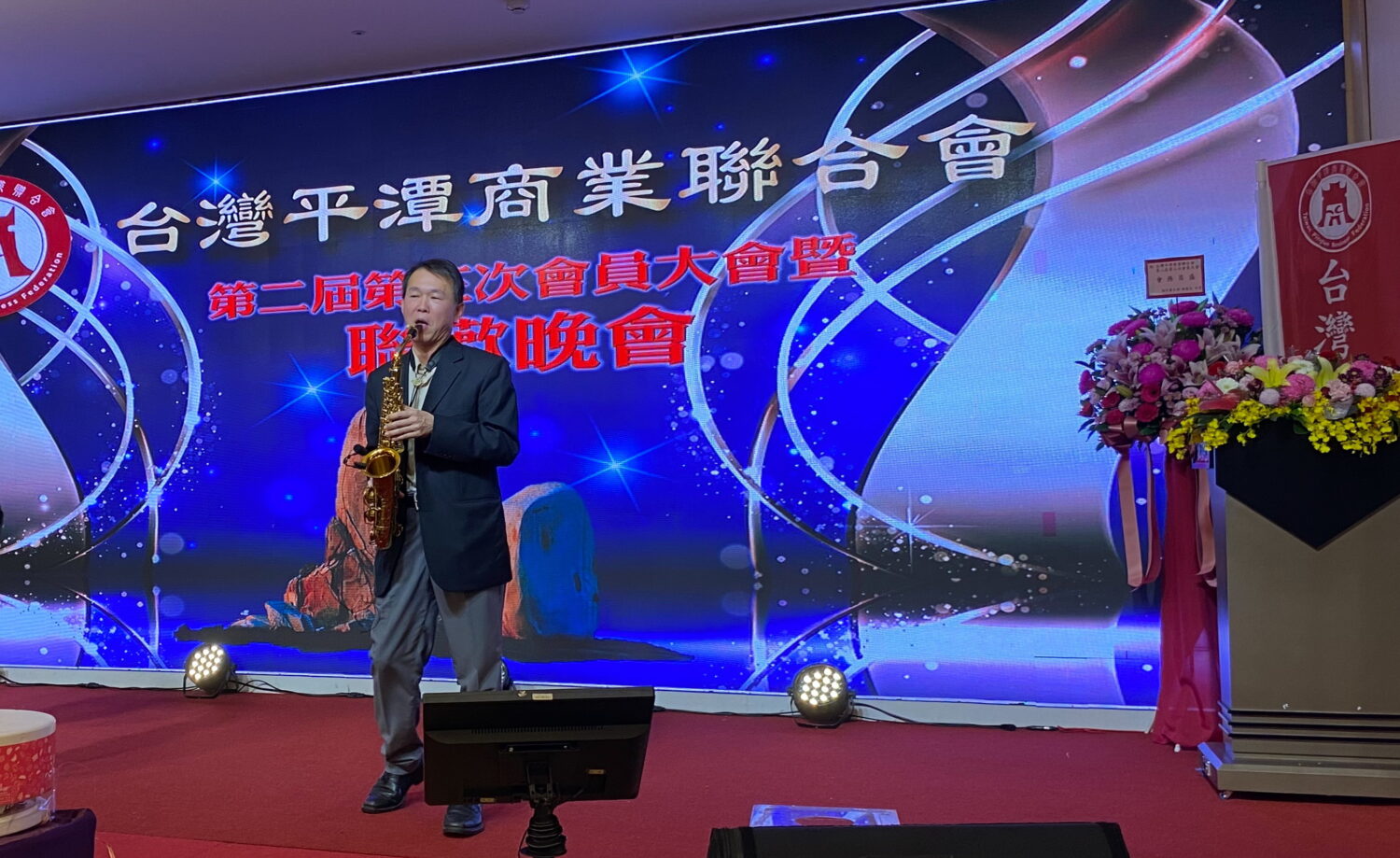 內湖警分局副局長楊坤明現場演奏中音薩克斯風，一曲「夢醒時分」展現技巧純熟、氣韻十足。(記者 包克明攝)