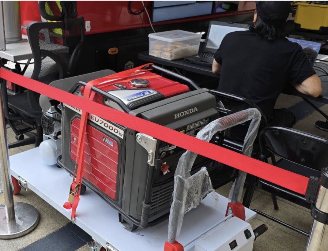 重達 118 公斤發電機，未來每次救災時必須由駕駛與隨車人員2人自後車廂人工搬運，人力能否負荷？加上既無輔助設備，也未配置蓄電池系統，發電機需長時間在車外持續運轉，高噪音是否干擾指揮作業，備受質疑。(記者翻攝)