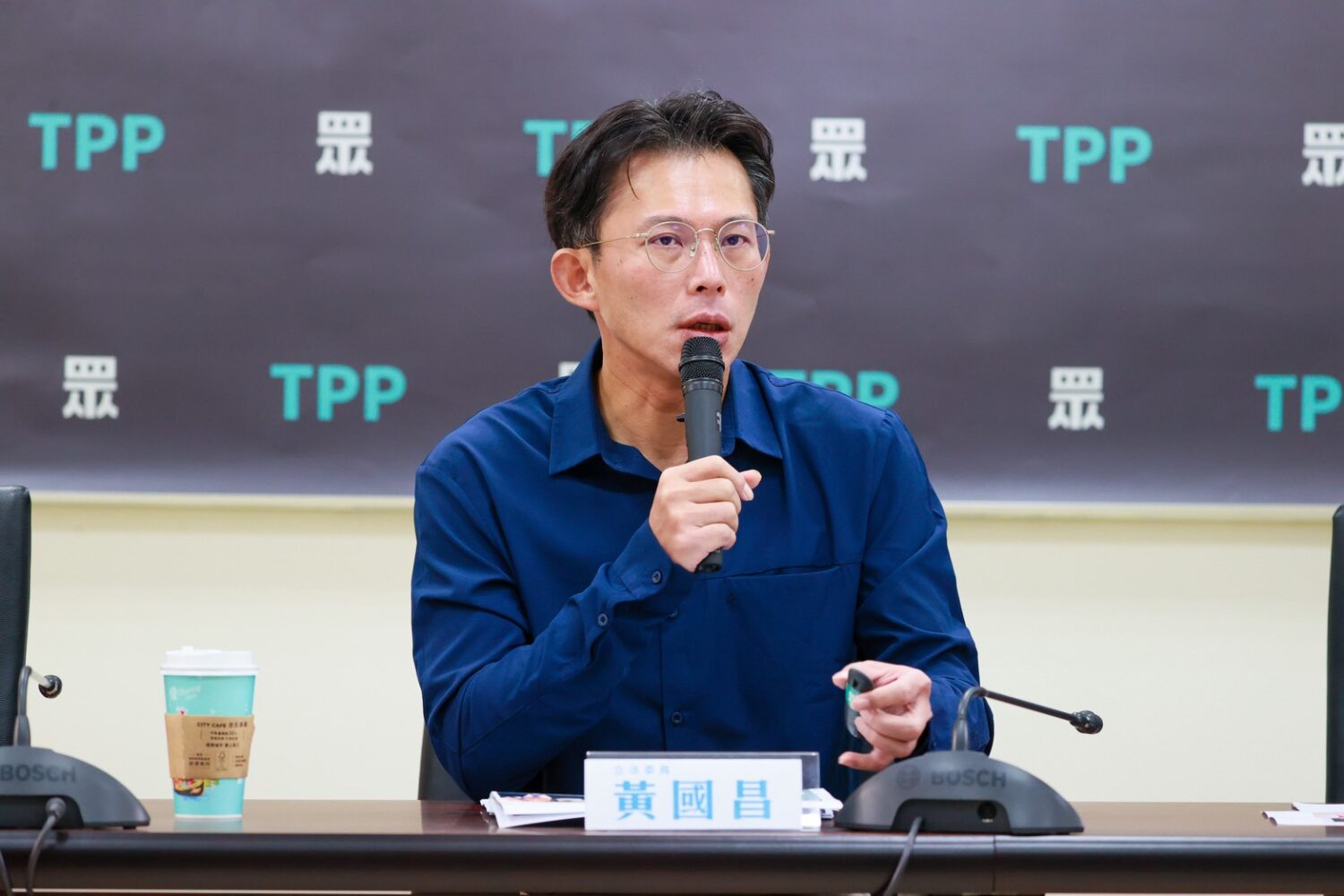 民眾黨立法院黨團總召黃國昌指出，總預算至今無法付委審查，責任在行政院。(圖／民眾黨立法院黨團)