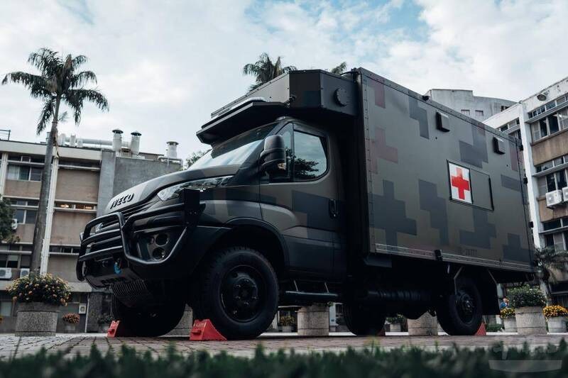 業界人士指出，相較於國軍採購通訊指揮車，得標的年消防指揮車案參標車輛(含後車廂)市價僅200餘萬，投標價卻有一倍半的差價，實屬非常不合理。(記者翻攝)