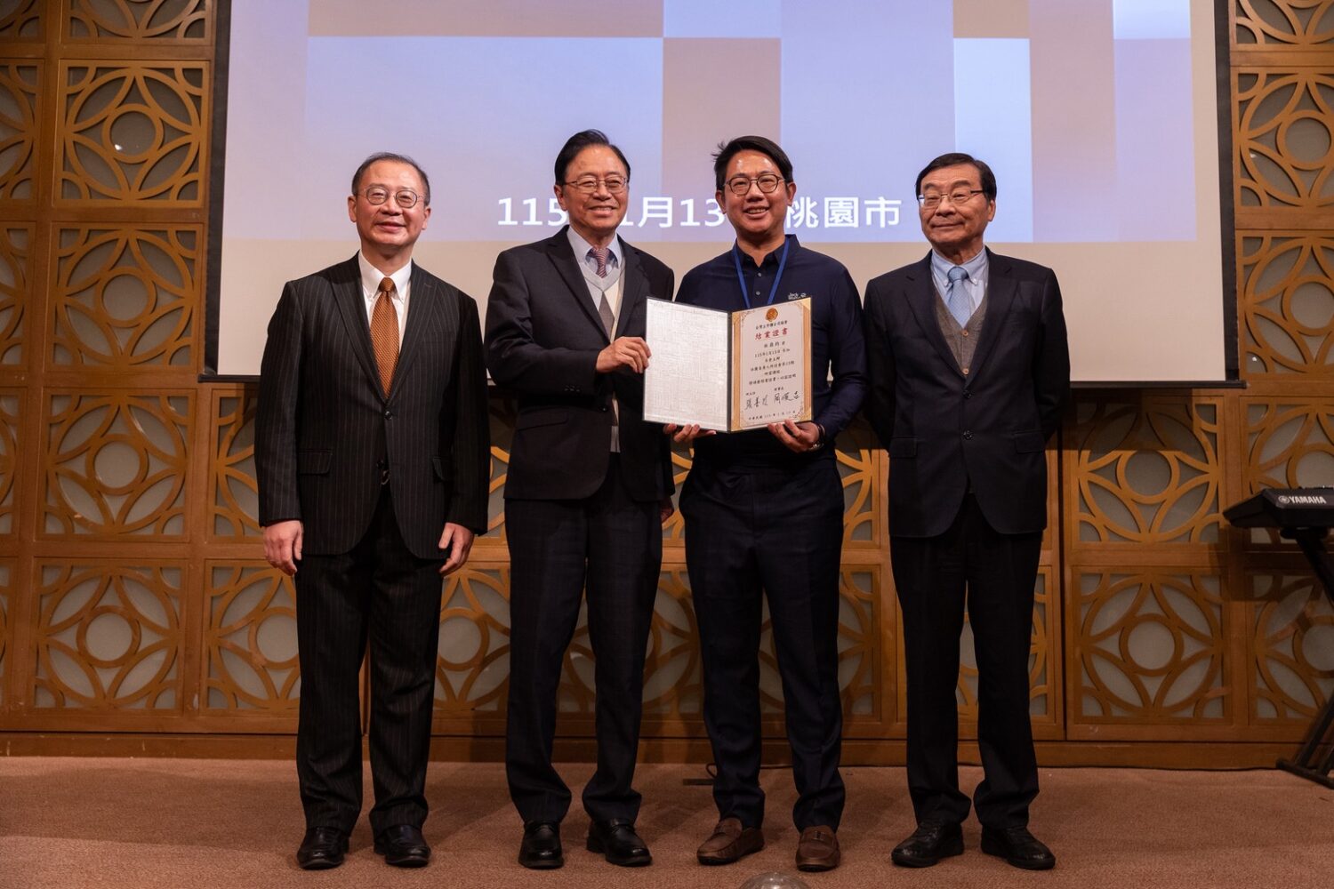 張善政市長(左2)以台灣上市櫃公司協會理事長身分頒發結業證書給每一位學員，第13期會長、立勤法律事務所主持律師林鼎鈞(右2)。(記者翻攝)