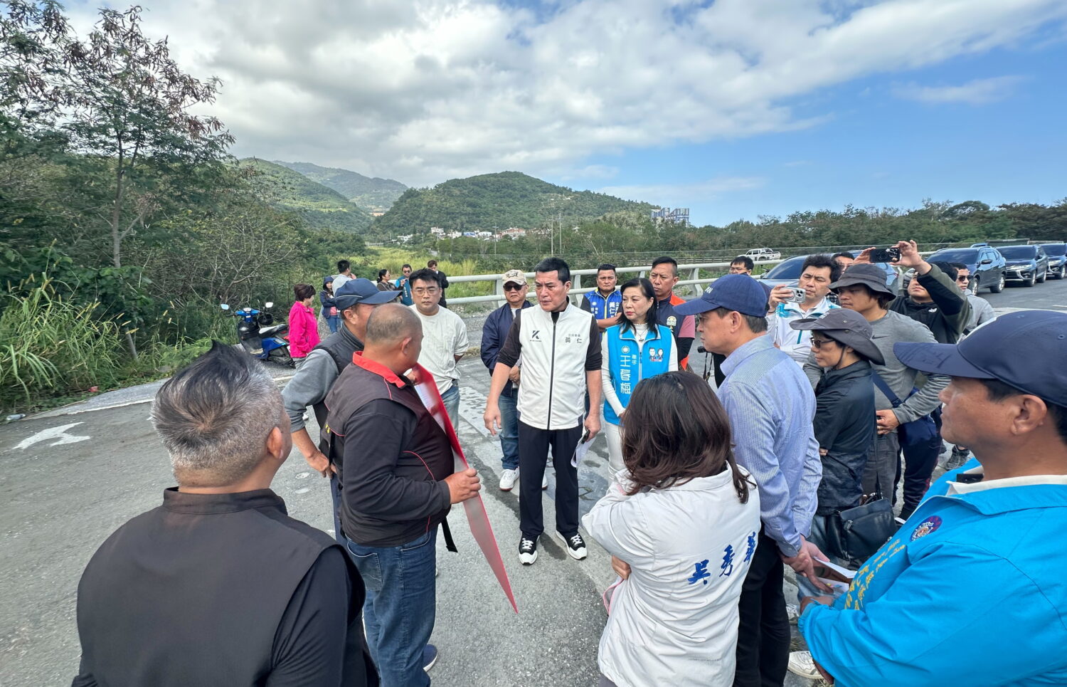 黃仁偕夫人王春梅伉儷現身台東縣太麻里鄉金崙村，聽取金崙溪疏濬與土石再利用規劃提案簡報。(圖／黃仁國會辦公室)