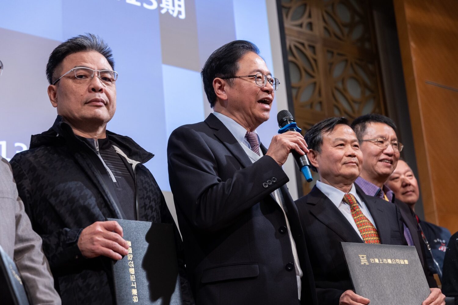 《社團負責人研討會》班主任張善政市長致詞歡迎13期在桃園結業，勉勵學員未來共榮共好，攜手打造國家未來競爭力。(記者翻攝)