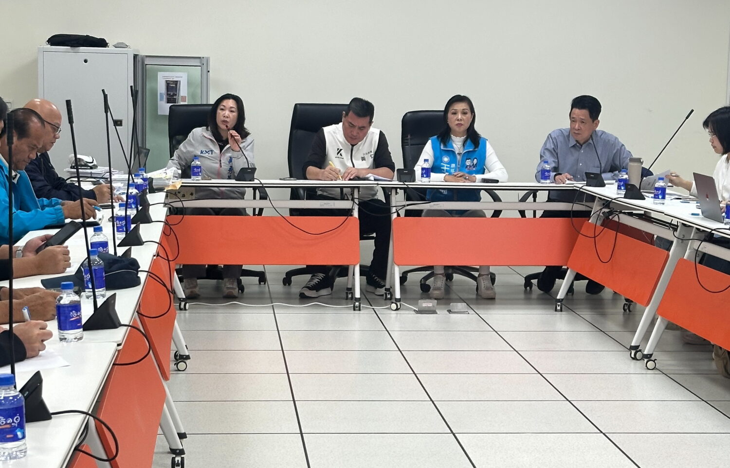 黃仁伉儷與台東縣議會議長吳秀華(左1)等人在鄉公所討論會勘結果。(圖／黃仁國會辦公室)