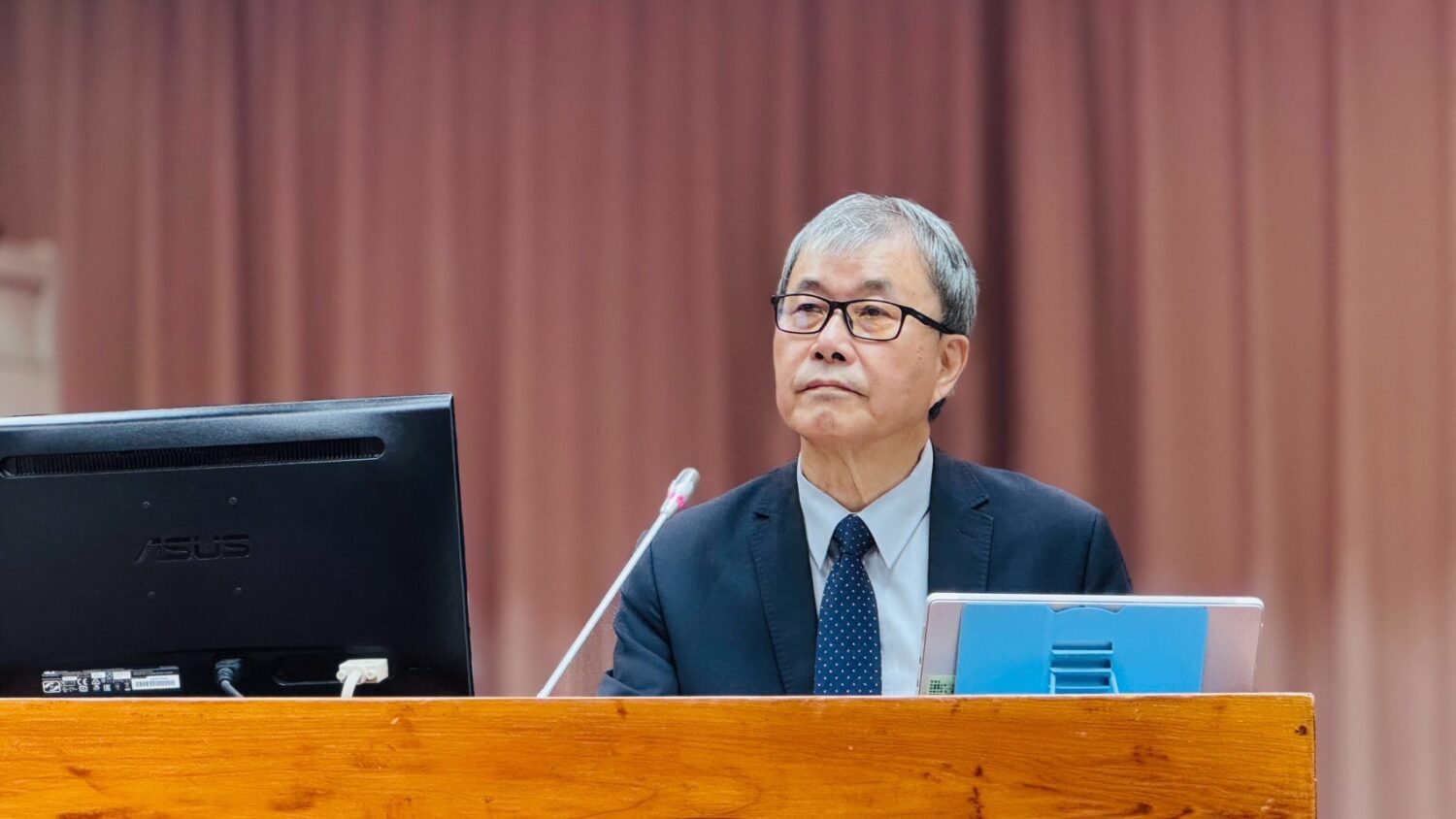 對於葛如鈞委員的質詢，鄭英耀回應「依法行政」。(圖／葛如鈞國會辦公室)