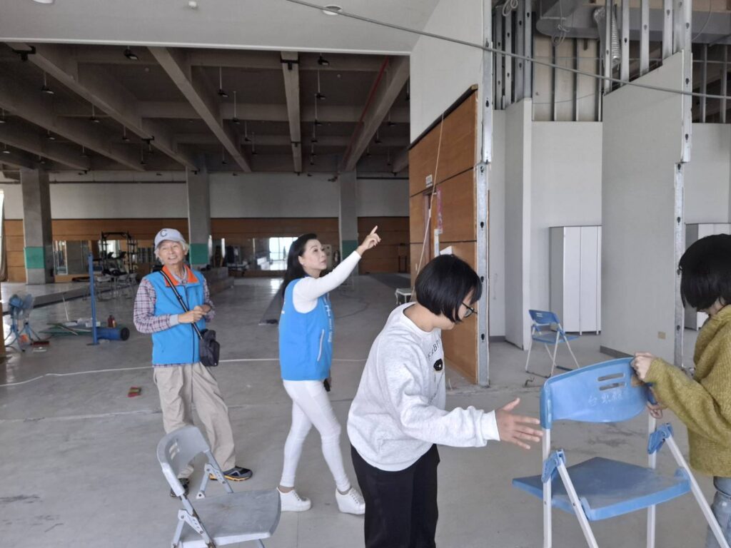 黃仁夫人王春梅會同國教署人員及專業委員一行，前往東大體中校園實地勘查。(記者翻攝)